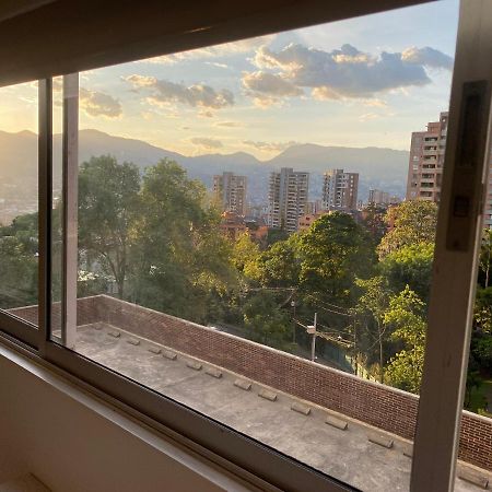 Apartasuite Moderna - En El Corazon Del Poblado Medellin Luaran gambar