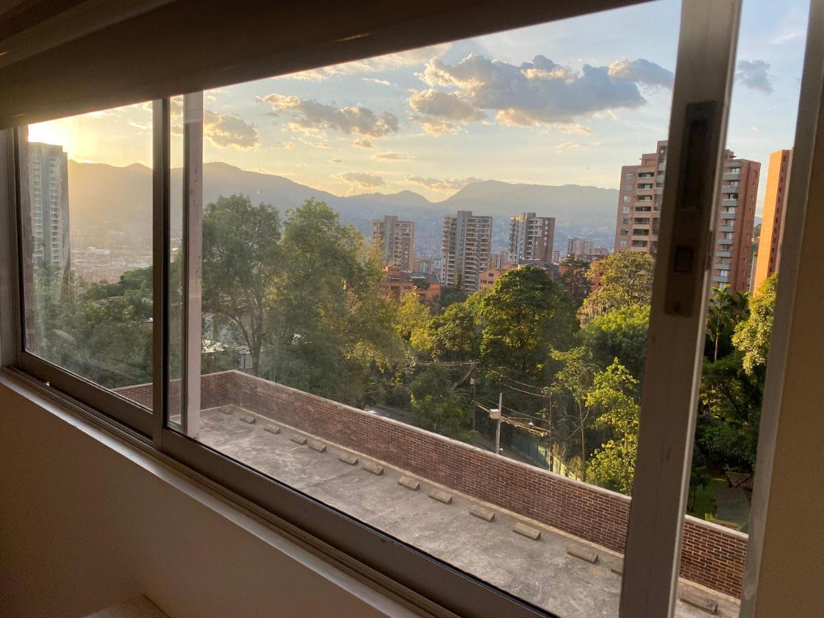 Apartasuite Moderna - En El Corazon Del Poblado Medellin Luaran gambar