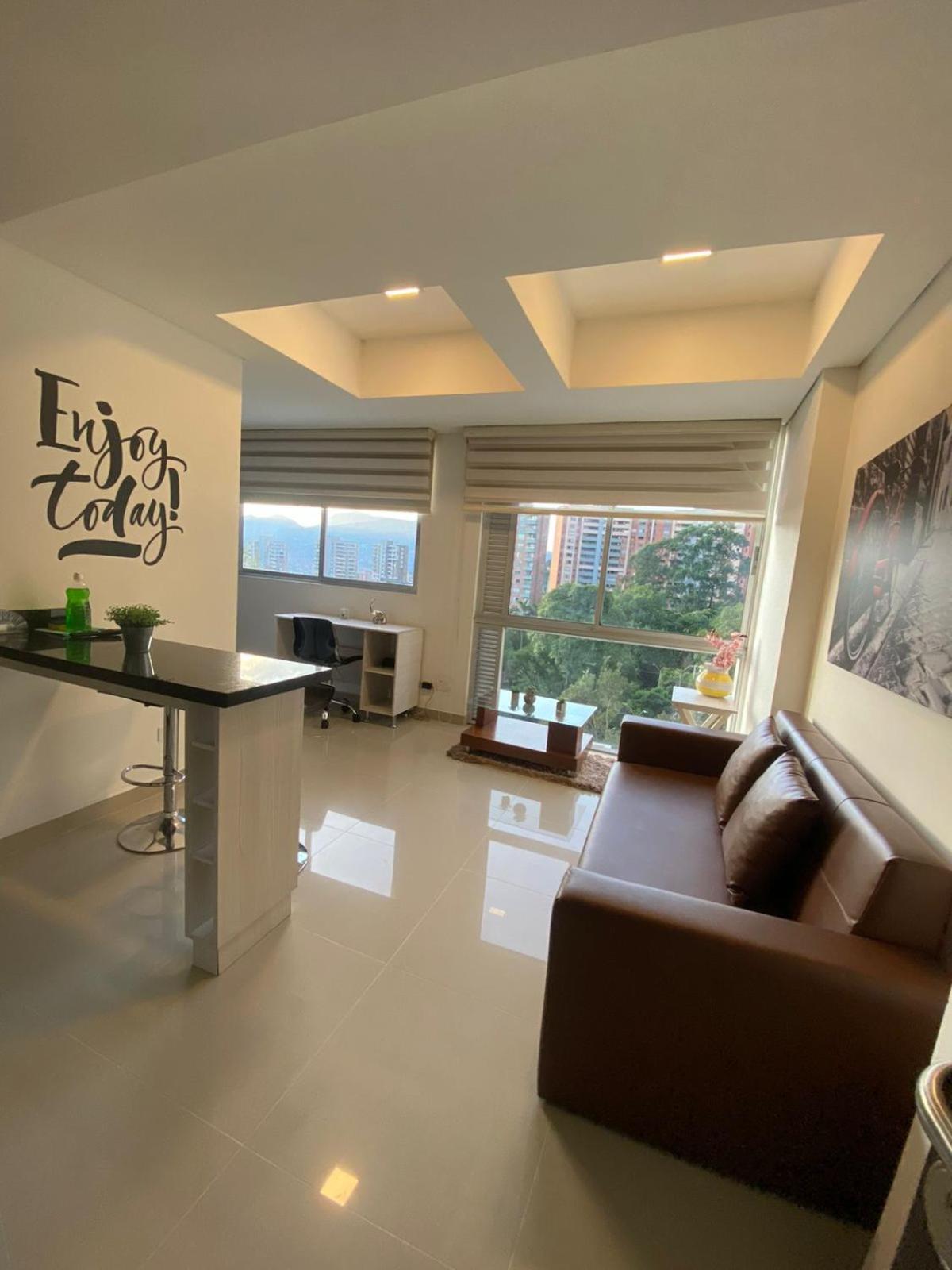 Apartasuite Moderna - En El Corazon Del Poblado Medellin Luaran gambar